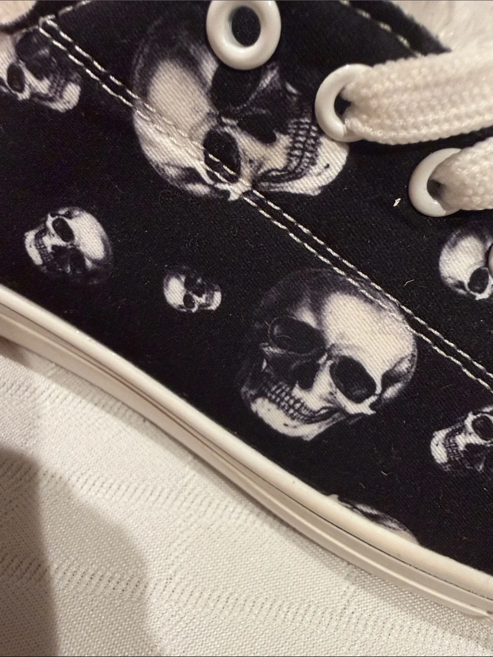 Women’s New  Black & White Skull Print Lace-Up Sneakers